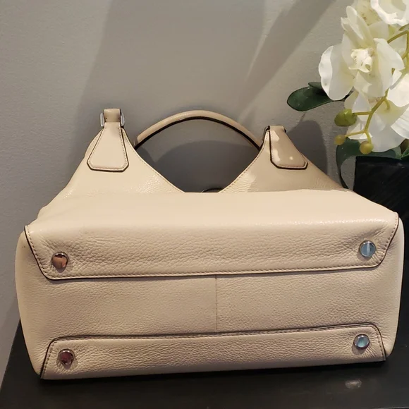 ❣️💫MARK DOWN 💫❣️Michael Kors cream Bag - Picture 5 of 13